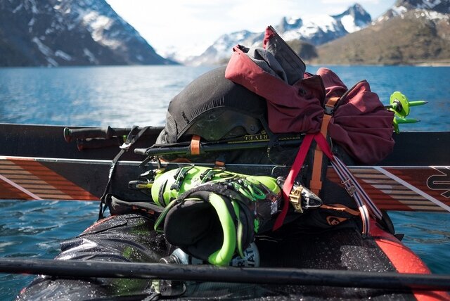 Da regnguden endelig bestemte seg for å ta en pausen, etter å ha herjet i noe som føltes som en uendelighet denne våren i Lofoten, bestemte jeg meg for å lesse ned sykkelen med alt nødvendig telt- og skiutstyr. Selv om det hadde regnet en del hadde jeg troen på å at det var mulig å finne enkelte renner med kjørbar snø. 